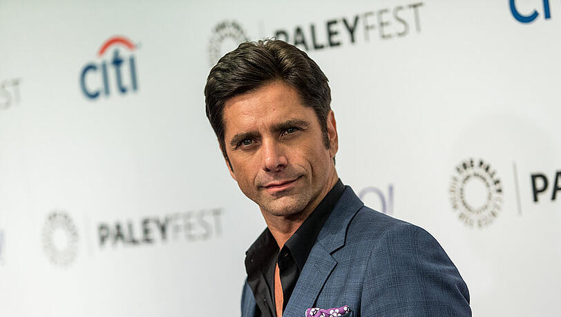 John Stamos hilft bei Training offenbar mit fragwürdigen Mittelchen nach John Stamos hilft bei Training offenbar mit fragwürdigen Mittelchen nach