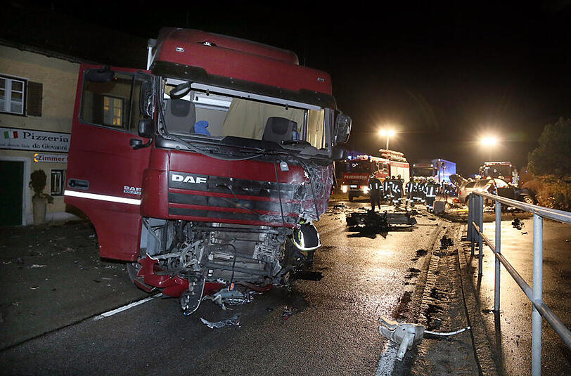 Der BMW wurde bei dem Zusammenprall mit dem Lkw regelrecht zerfetzt.