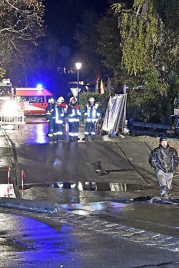 Polizei und Feuerwehr sicherten die Fahrbahnabsenkung in der Lindenstraße.