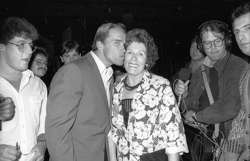 1988: Hier herzt und busselt er seine Mutter Aurelia am Rande von &bdquo;Wetten, dass..?!&ldquo; (ZDF).