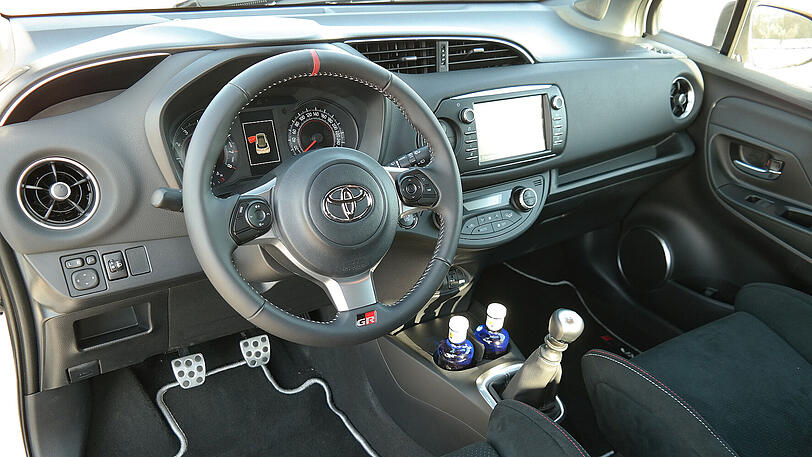 Fast wie im normalen Yaris, doch das Lenkrad und die Pedale sind typisch GRMN.