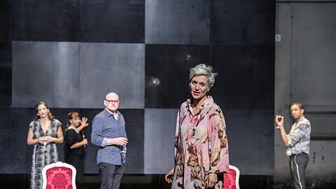 "Ein Riss geht durch die Welt" im Cuvilliéstheater.