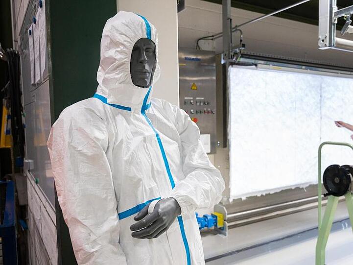 Eine Puppe trägt einen Schutzanzug aus dem Material Tyvek. Szene im Werk von DuPont in Luxemburg.