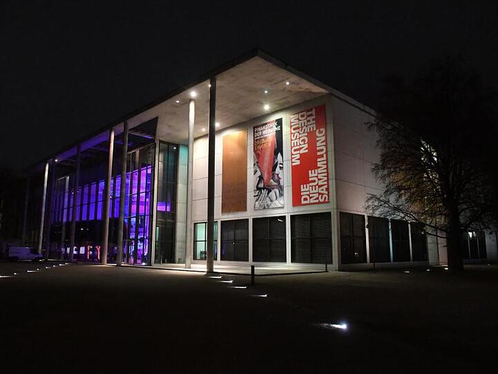 Die Pinakothek der Moderne ist von außen beleuchtet. Foto: Felix Hörhager/dpa/Archivbild