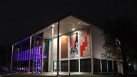 Die Pinakothek der Moderne ist von außen beleuchtet. Foto: Felix Hörhager/dpa/Archivbild