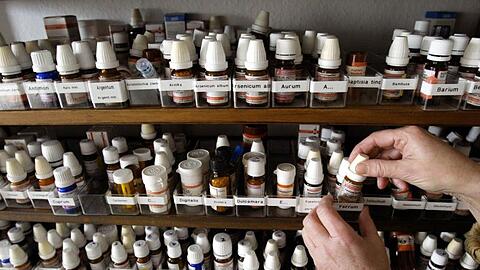 Blick in einen Schrank mit homöopathischen Präparaten in der Praxis einer Heilpraktikerin.