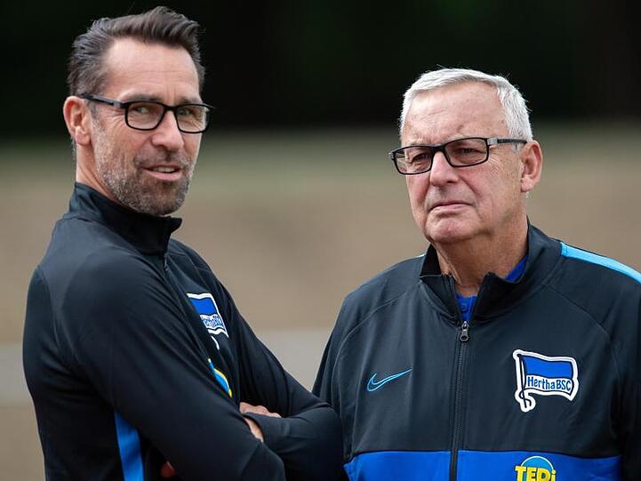 Hertha-Manager Michael Preetz (l) und Präsident Werner Gegenbauer in einer Unterhaltung in Neuruppin.