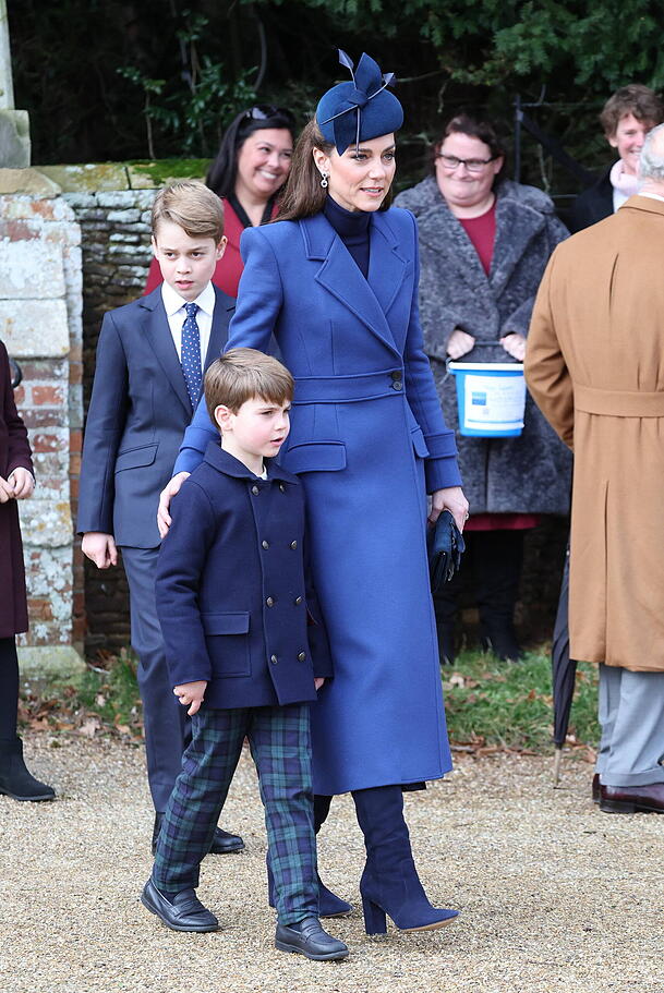 Liebevolle Mama: Kate mit ihrem jüngsten Sohn Louis. Dahinter Sohn läuft Prinz George. Liebevolle Mama: Kate mit ihrem jüngsten Sohn Louis. Dahinter Sohn läuft Prinz George.