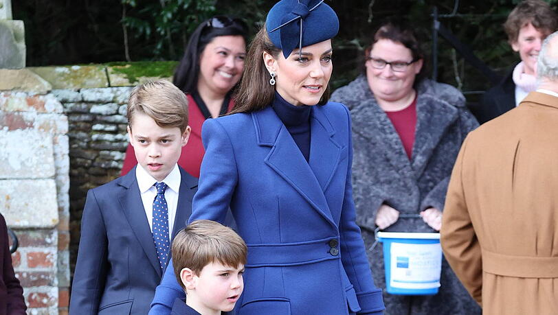 Liebevolle Mama: Kate mit ihrem jüngsten Sohn Louis. Dahinter Sohn läuft Prinz George. Liebevolle Mama: Kate mit ihrem jüngsten Sohn Louis. Dahinter Sohn läuft Prinz George.