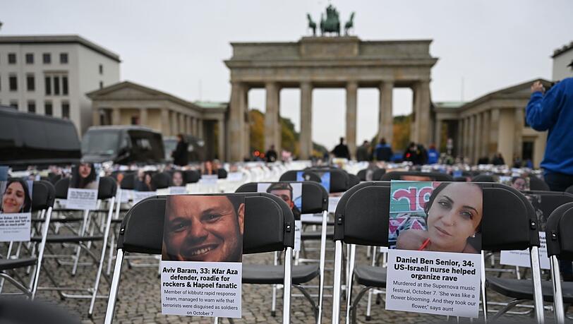 Mit den Stühlen soll an die Opfer erinnert werden.
