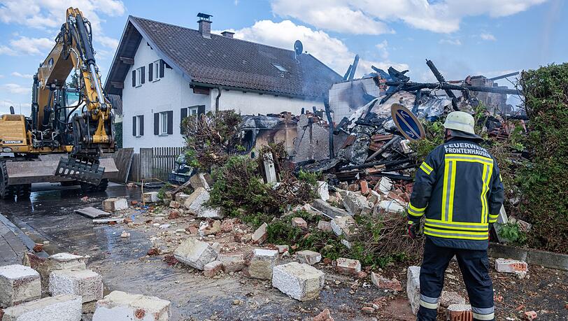 Einsatzkr&auml;fte fanden einen toten Menschen in dem Wohnhaus.