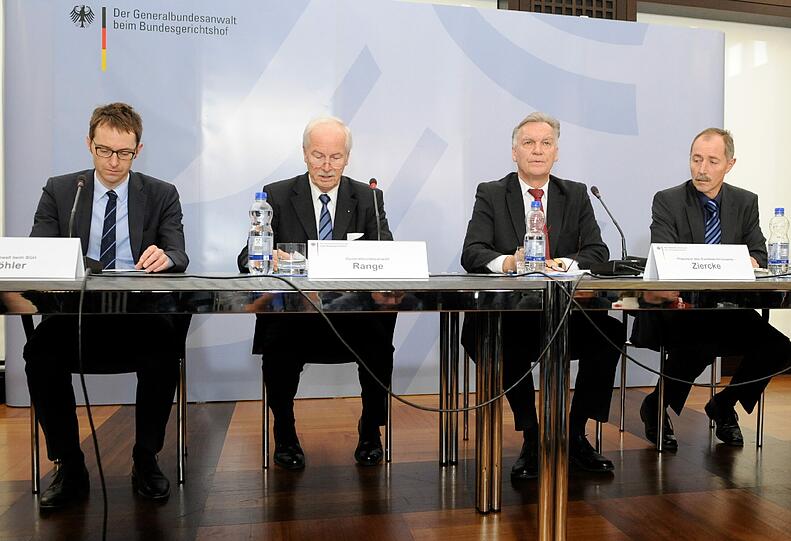 Staatsanwalt Marcus Koehler (v.l.), Generalbundesanwalt Harald Range, der Praesident des Bundeskriminalamtes (BKA), Joerg Ziercke, und Otmar Soukup, Leitender Kriminaldirektor beim Bundeskriminalamt, sitzen am Donnerstag (01.12.11) in Karlsruhe bei einer Pressekonferenz zum Stand der Ermittlungen gegen die rechtsextreme Terrorzelle "Nationalsozialistischer Untergrund" (NSU) nebeneinander.