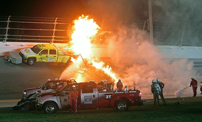 Spektakulärer Feuerunfall von Juan Pablo Montoya in Daytona. Der ehemalige Formel-1-Pilot war mit einem Safety-Car kollidiert, das in Flammen aufging. Die Bilder vom Crash.