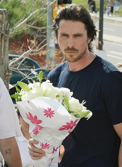 Batman-Star Christian Bale hat gemeinsam mit seiner Frau Sibi Blazic die Trauernden sowie überlebende Opfer des Kino-Amokschützen in Aurora besucht - sehen Sie hier die emotionalen Bilder.