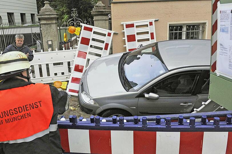 Nach einem Unfall landet ein Renault in einer Baugrube