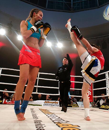 Eindrucksvoll verteidigt Kickbox-Queen Christine Theiss am Freitag ihren Titel. Als ob's nicht schon genug zu Feiern gegeben hätte, hat sie auch noch Geburtstag. Die Feier dauerte bis Sonntagmorgen. Die Bilder!