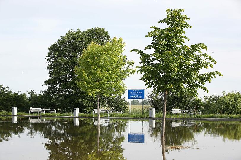 Auch etwas weiter südlich bei Schönhausen ist die Elbe über die Ufer getreten.