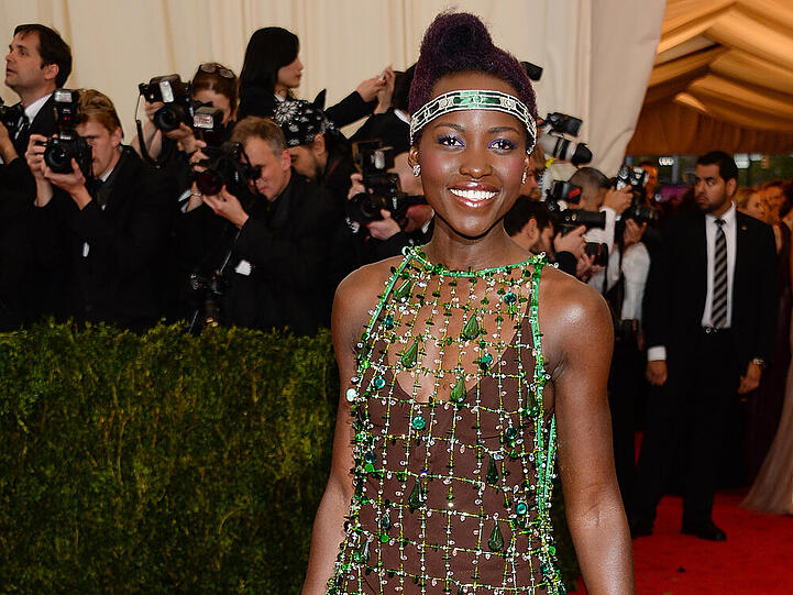 Lupita Nyong'o posiert auf dem roten Teppich der Met Gala 2014