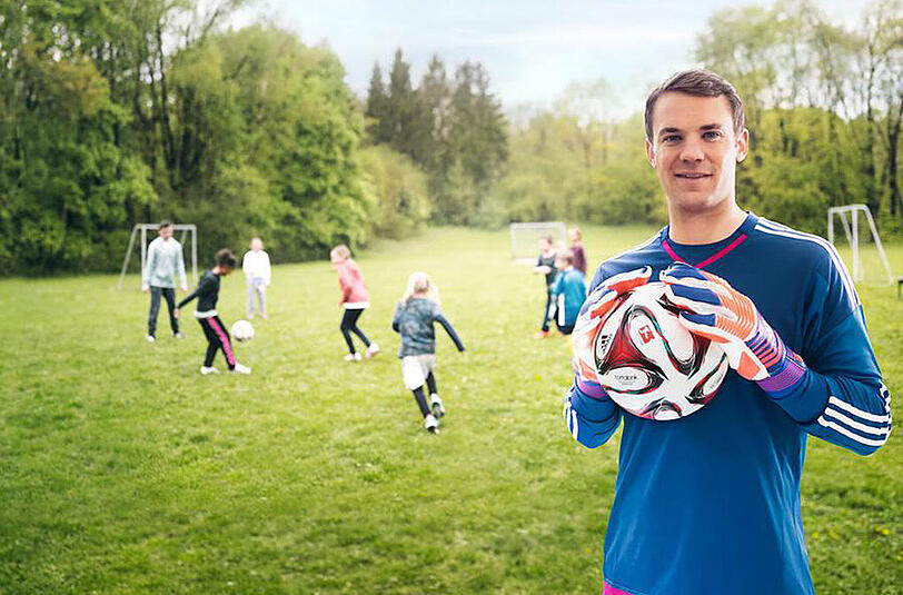 Man muss ja sehen, wo man bleibt: Bayern-Keeper Manuel Neuer bei Werbeaufnahmen für eine große Versicherung.