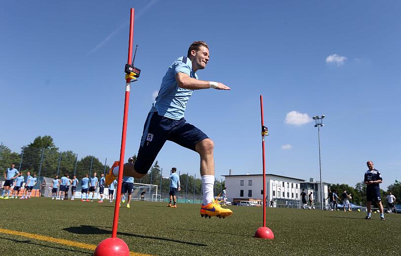 Schwitzen in der Vorbereitung: Löwen-Trainer Torsten Fröhling ließ seine Mannschaft beim Vormittagstraining am Dienstag sprinten.