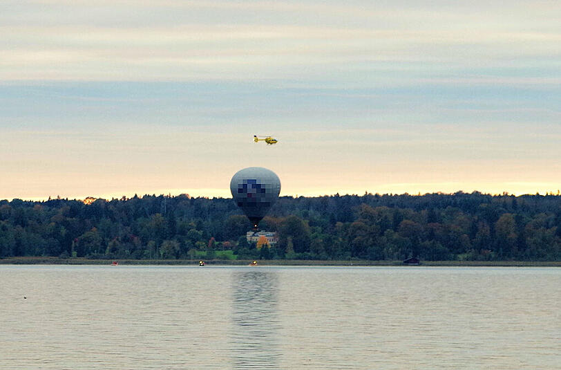 Ein Heißluftballon ist in den Starnberger See gestürzt. Die Bilder von der spektakulären Rettungsaktion.
