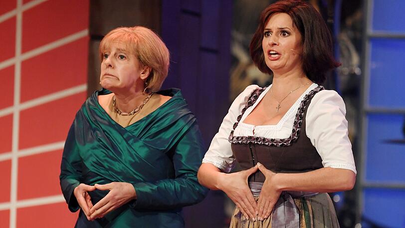 Antonia von Romatowski (l) als Angela Merkel und Angela Ascher als Ilse Aigner
