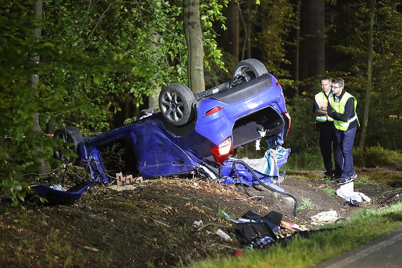 Zwei Mädchen sterben in dem Wrack. Bei einem der Opfer handelt es sich um die Tochter des Feuerwehrkommandanten, der als erster an die Unfallstelle kommt.