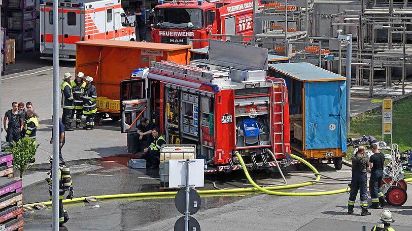 Bilder des Feuerwehreinsatzes am Landshuter BMW-Werk: Der Sachschaden wird auf über zwei Millionen Euro geschätzt.