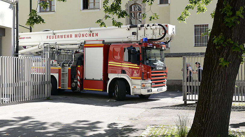 Unbekannte "parken" zwei Fahrräder auf dem Uhrenturm einer Münchner Schule.