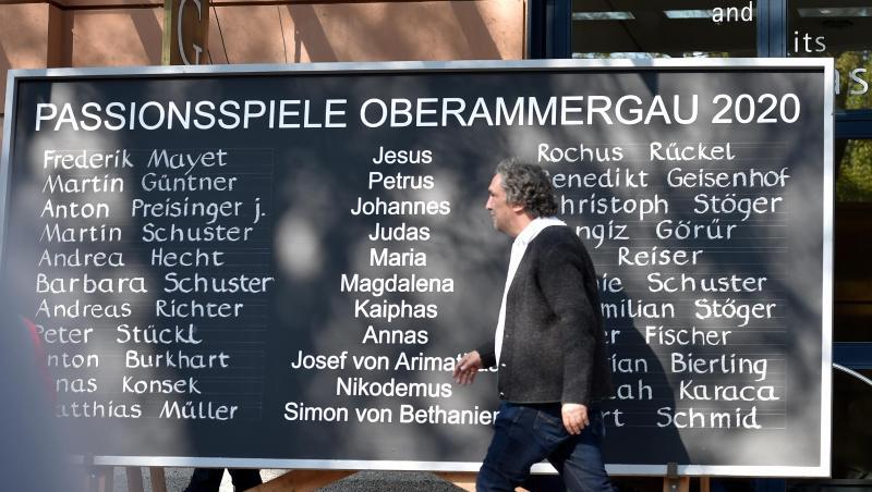Spielleiter Christian Stückl geht an der Tafel mit den Namen der Hauptdarsteller vorbei. Spielleiter Christian Stückl geht an der Tafel mit den Namen der Hauptdarsteller vorbei.
