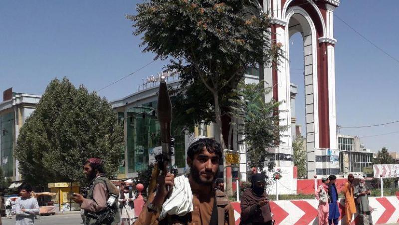 Kämpfer der Taliban patrouillieren in der Stadt Gasni rund 150 Kilometer südwestlich von Kabul. Auch Herat ist von der militant-islamistischen eingenommen worden.