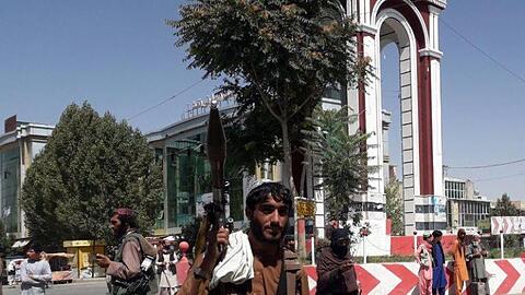 Kämpfer der Taliban patrouillieren in der Stadt Gasni rund 150 Kilometer südwestlich von Kabul. Auch Herat ist von der militant-islamistischen eingenommen worden.