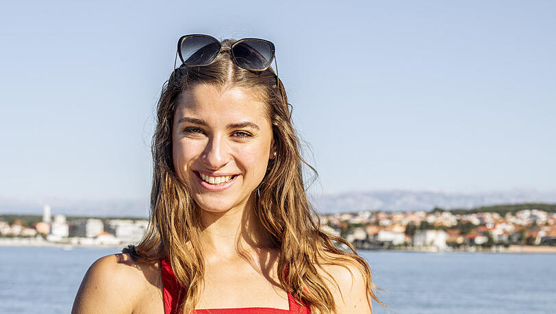 Stella hat gute Laune – und bei dieser herrlichen Reise auch allen Grund dazu. 
Stella arbeitet auch als Model und kennt sich dank ihres dualen Studiums bestens mit Social Media und Influencer Marketing aus (mehr auf Instagram: @stella.tiana).