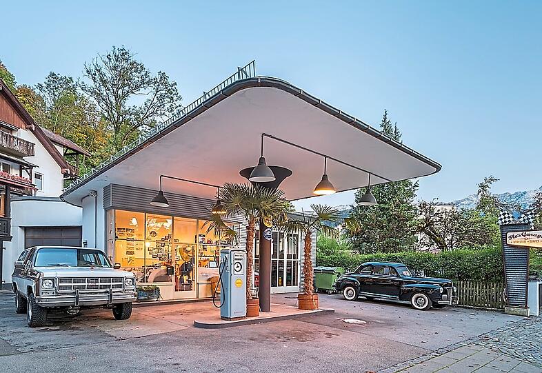 Palmen und Oldtimer vor der Tür: Die ehemalige Tankstelle in Garmisch-Partenkirchen ist von 1929 bis 1977 in Betrieb gewesen.