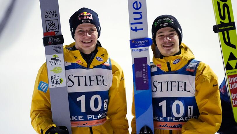 Andreas Wellinger (l) und Philipp Raimund aus Deutschland belegen beim Super-Team-Event in Lake Placid den zweiten Platz.