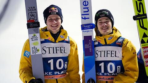 Andreas Wellinger (l) und Philipp Raimund aus Deutschland belegen beim Super-Team-Event in Lake Placid den zweiten Platz.