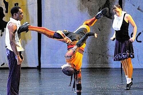 Sie federn von der Basis des Bekannten in die Bewegungswelten von HipHop und Streetdance: &bdquo;Love hurts... Petrushka&ldquo;.