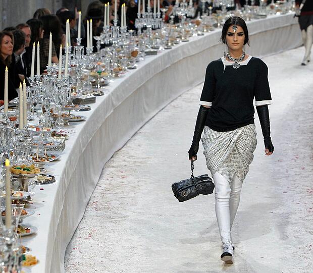 Models aus einer anderen Welt: Karl Lagerfeld hat am Dienstag seine neue &bdquo;Chanel Métiers d&rsquo;Art&ldquo;-Kollektion in Paris präsentiert - hier gibt's die besten Bilder.
