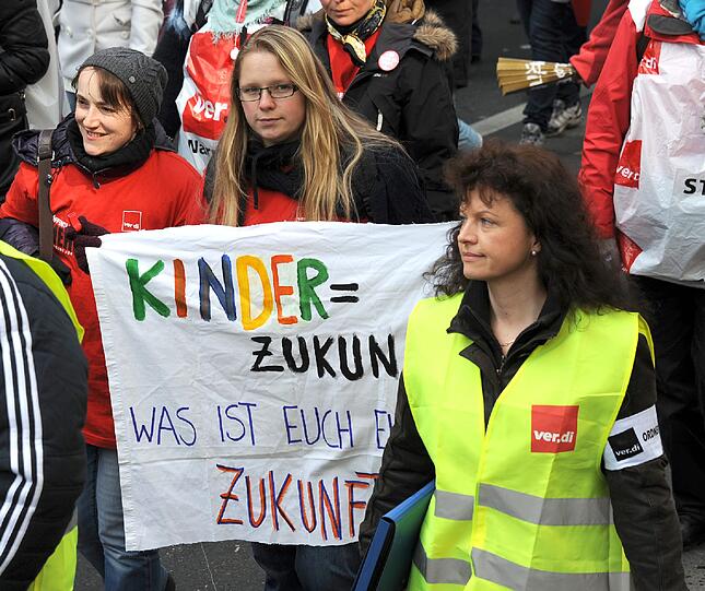 Wie hier in München, legten vielerorts in Bayern tausende öffentlich Bedienstste die Arbeit nieder und demonstrierten für mehr Lohn.
