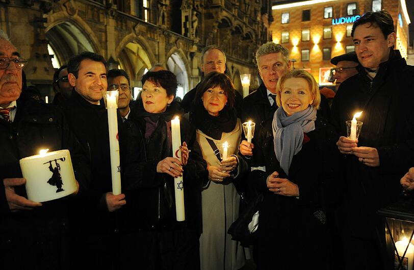 Von der Matthäuskirche bis zur Salvatorkirche: Mit einer Lichterkette gehen Vertreter verschiedener Religionen und gesellschaftlicher Gruppen für Frieden und Toleranz auf die Straße.