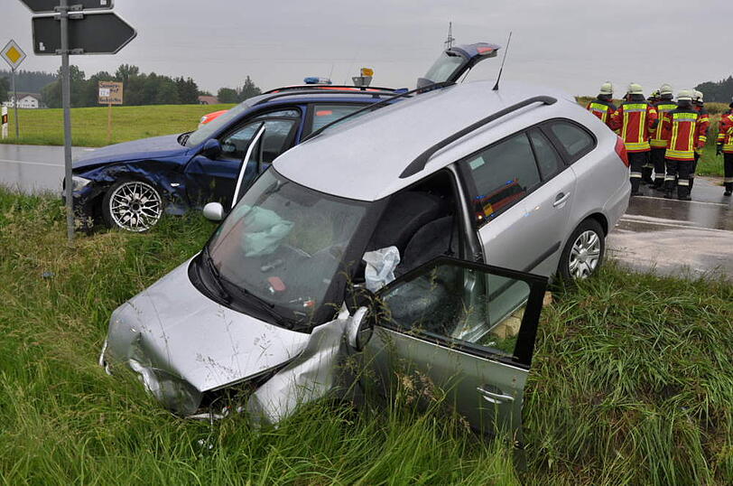 Beide Wracks landeten im Straßengraben.