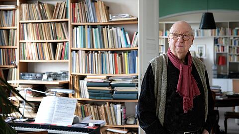 Der Komponist, Pianist und Musikwissenschaftler Aribert Reimann in seiner Wohnung in Berlin-Charlottenburg.