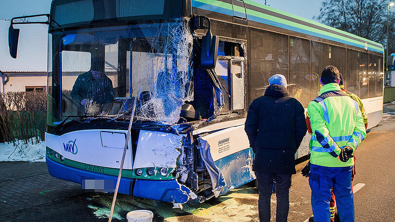 Die VW-Fahrerin war von der Straße abgekommen und in den Bus geprallt.