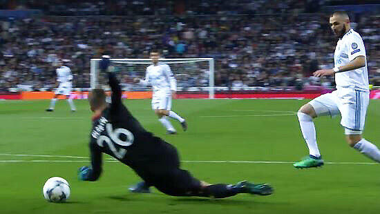 Blackout in Madrid: Sven Ulreich (li.) gegen Karim Benzema.
