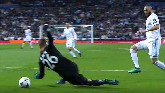 Blackout in Madrid: Sven Ulreich (li.) gegen Karim Benzema.