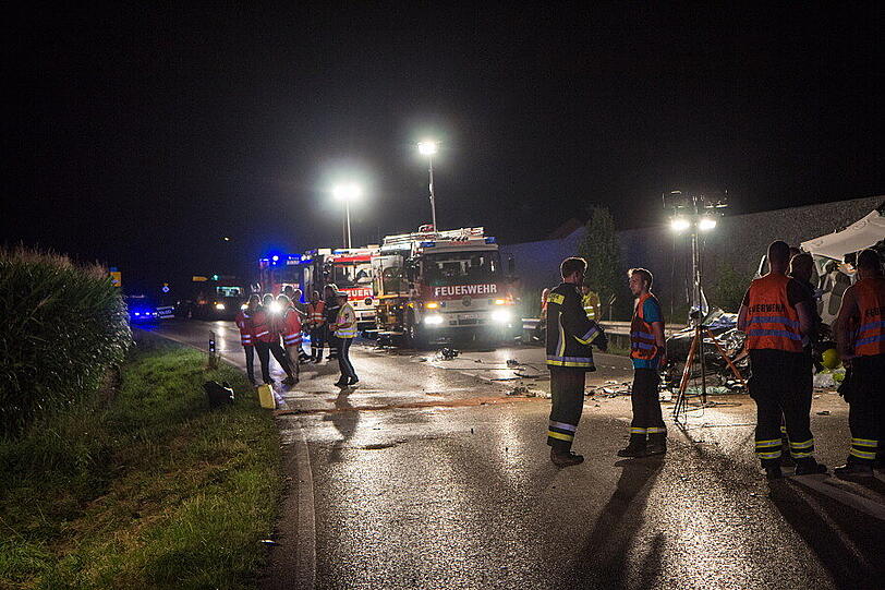 Auf der B20 bei Feldkirchen kollidierten am Sonntagabend zwei Autos. Ein Mann erlag noch an der Unfallstelle seinen Verletzungen, zwei weitere wurden schwer verletzt.