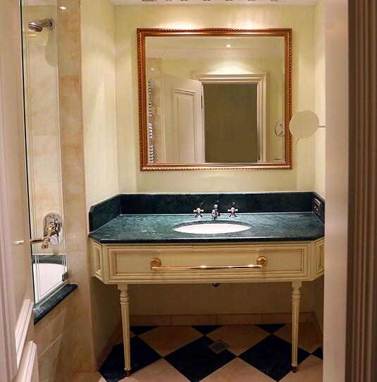 Ein Blick in das Bad eines Hotelzimmers.