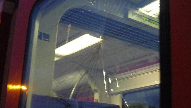 Die Scheibe der S-Bahn ging durch den Steinwurf zu Bruch. Die Scheibe der S-Bahn ging durch den Steinwurf zu Bruch.