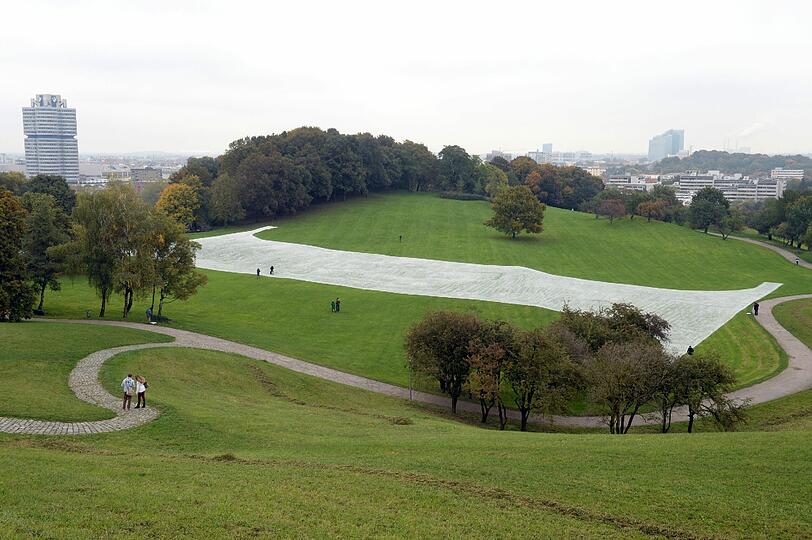 Eine Kunstinstallation im Olympiapark macht auf das Abschmelzen der Arktis aufmerksam.