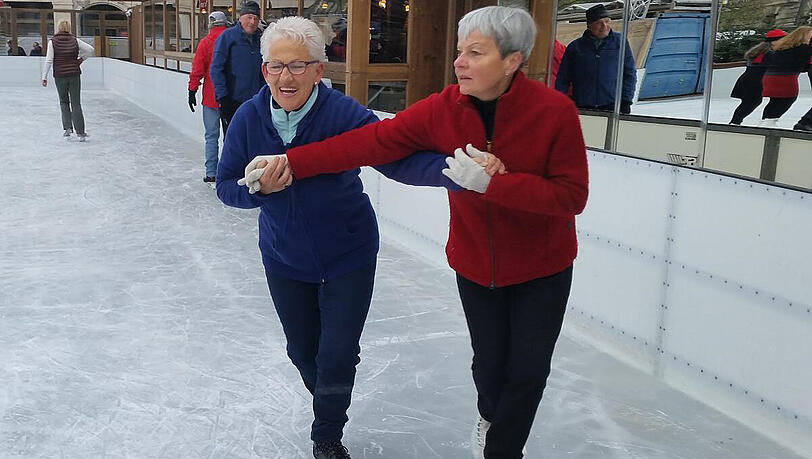 Zwei Damen versuchen sich schon mal auf der Eisflaufbahn am Stachus. Zwei Damen versuchen sich schon mal auf der Eisflaufbahn am Stachus.
